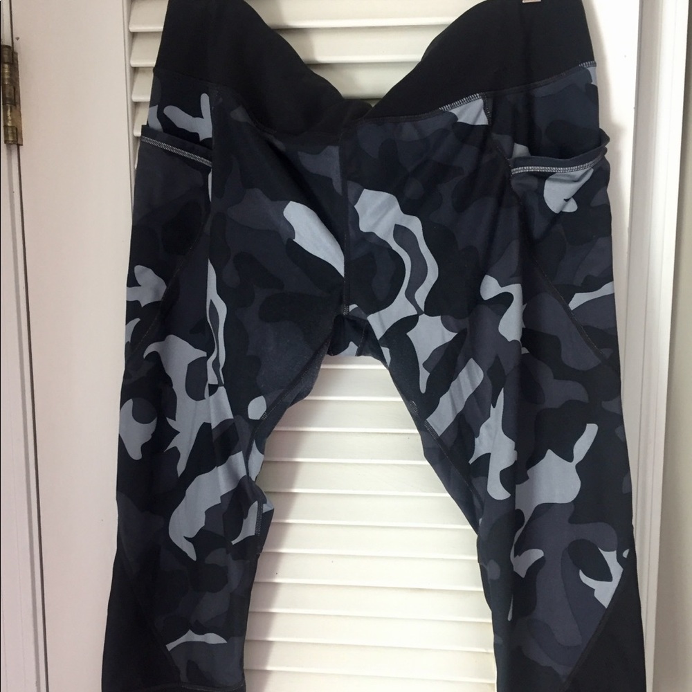 Athleta Camo Capri workout pant